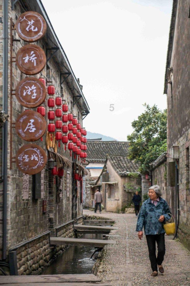 “乡”味进城 市民赶集